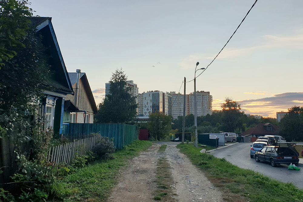 Жизнь в этих частных домах продолжается, а по воскресеньям в воздухе рядом с ними витает аромат бани