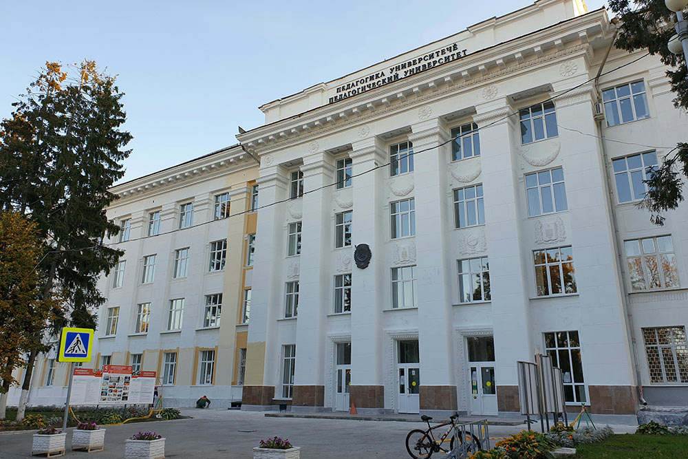 Здание Чувашского государственного педагогического университета находится на площади Ленина