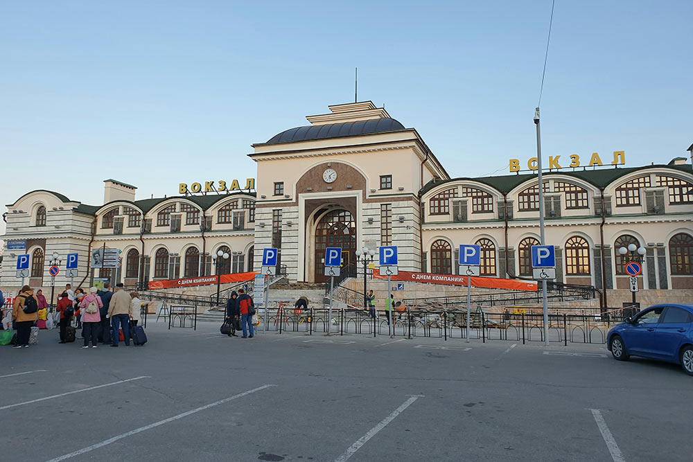 Здание железнодорожного вокзала реконструировали еще в 2003 году, с тех пор оно почти не изменилось