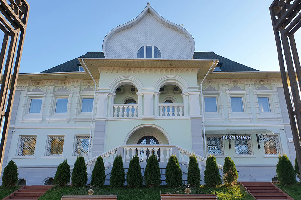 В бывшем особняке купца Кадомцева сейчас находятся отель и ресторан Manor House