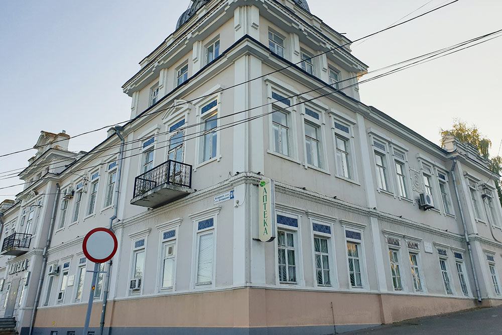 Здание первой аптеки Чебоксар, которой уже почти 150 лет. Когда-то здесь продавали пиявок и уверяли, что вино — это лекарство