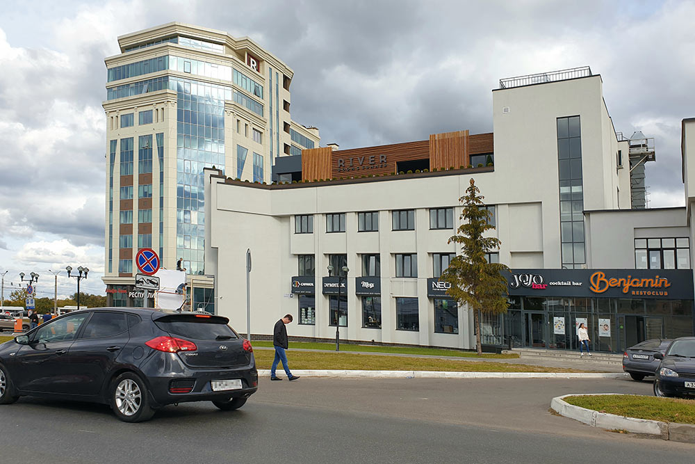 В одном здании находится сразу три заведения: Jojo bar, River и Benjamin