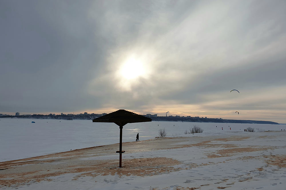 Температура в январе — комфортные −15...20 °C. Крепкий лед держится примерно до начала марта, и из Чебоксар по Волге можно дойти до другого берега минут за сорок. На Волге в любое время года катаются кайтеры: летом — по воде, зимой — по снегу
