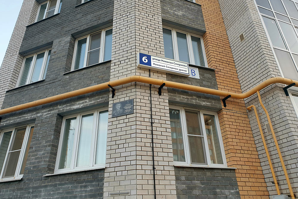 Таблички с адресами, названия остановок, навигация — все в Чебоксарах дублируется на чувашском языке. Например, улица — это урам. И даже остановки в общественном транспорте объявляют на двух языках