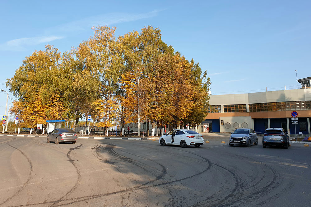 Автобусная остановка находится в 20 метрах от входа в аэропорт, а рядом — бесплатная парковка