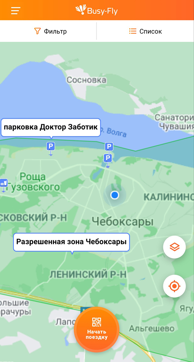В приложении BusyFly парковки выделены синим цветом и специальным знаком, а границы разрешенной зоны обозначены зеленым