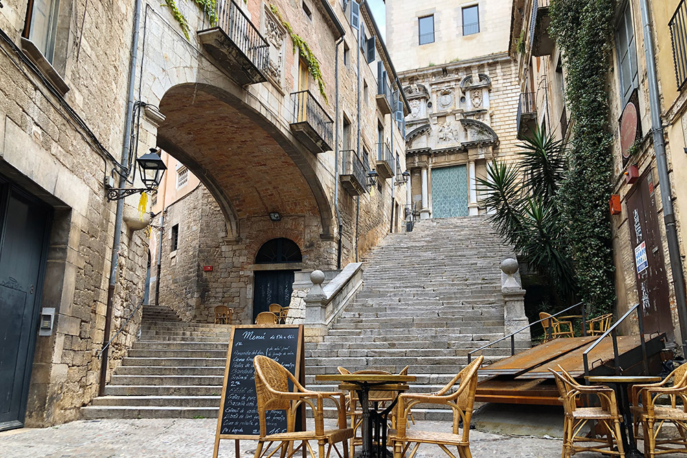 Терраса Café le Bistrot. По словам местных гидов, это самый романтичный ресторан Европы
