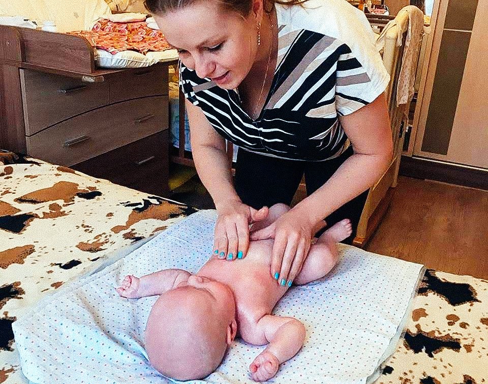 Первым моим клиентом стала дочка Алиса. А на этом фото пациент Саша, ему здесь 6 месяцев. Массаж он очень любит