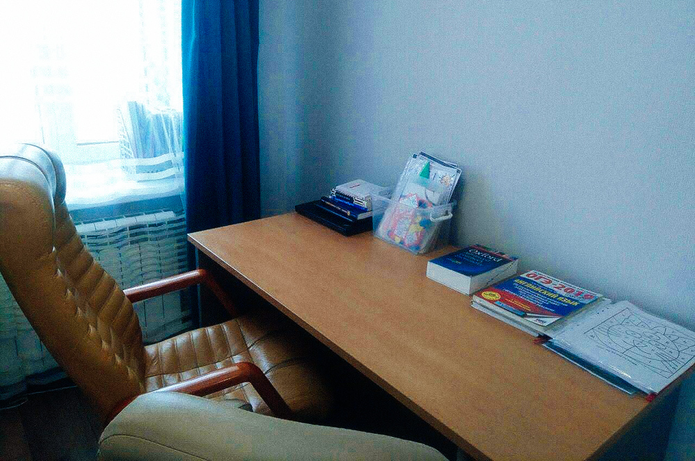 Методические пособия, которые я использую в работе. Тут задания и для взрослых, и для детей. Например, вот тот котик справа нужен для дошколят: его надо раскрасить, но только ту букву, которую сейчас изучаем