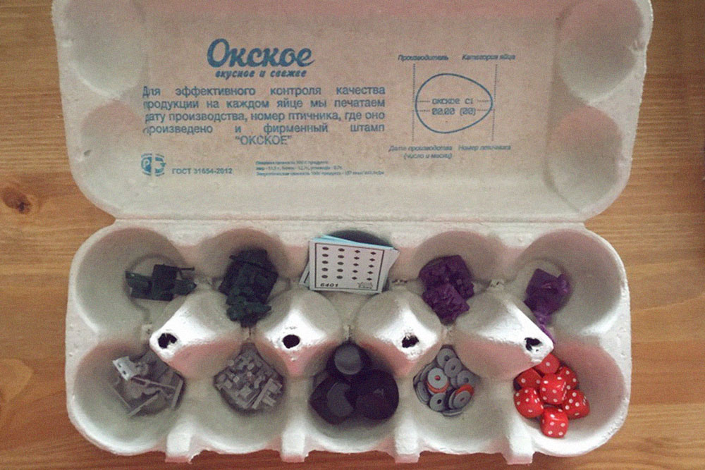 Дома мы пользуемся упаковкой от яиц, когда играем в настольные игры: маленькие фишки не путаются друг с другом и не теряются