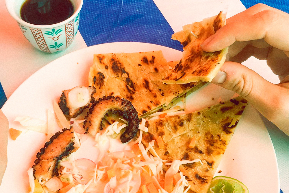 Чапати, овощи, осьминог, какое-то мясо — 2000 TZS (60 р.), очень вкусный маленький кофе — 500 TZS (15 р.)