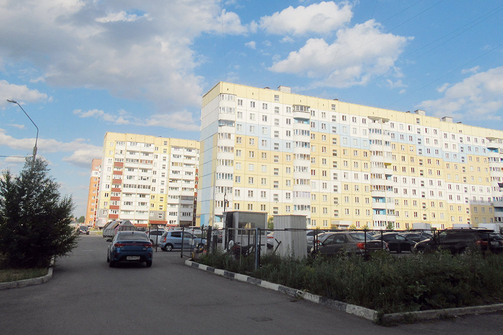 Новые дома в 147-м и 148-м микрорайонах. Квартиру под черновую отделку здесь можно купить даже за 1,2 млн рублей