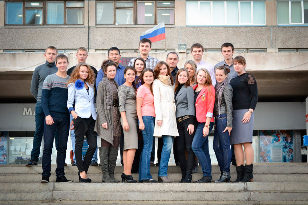 Моя группа перед выпуском, 2013 год. Я в белом плаще