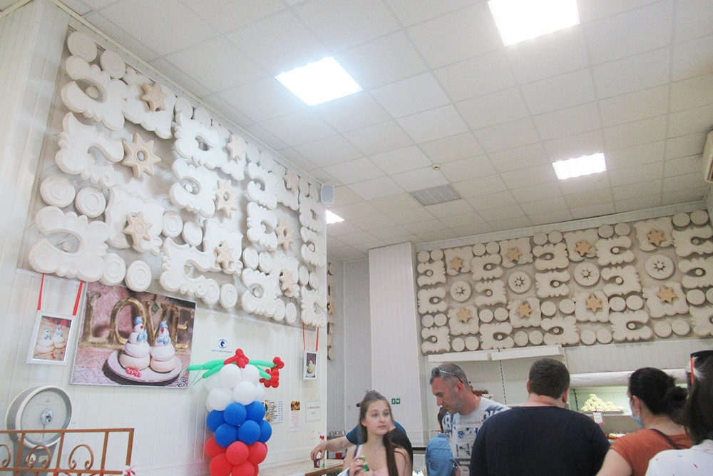 Кажется, оформление «Лакомки» не менялось с советских времен. Но покупателям это даже нравится