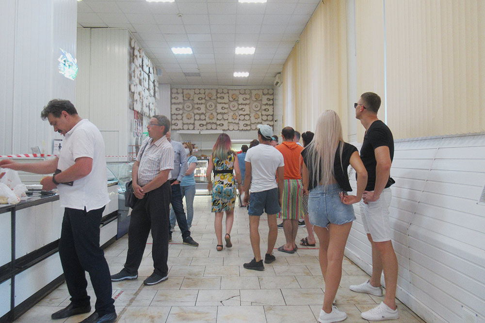 В кулинарии всегда большая очередь. Но это не отпугивает покупателей: все знают, что оно того стоит