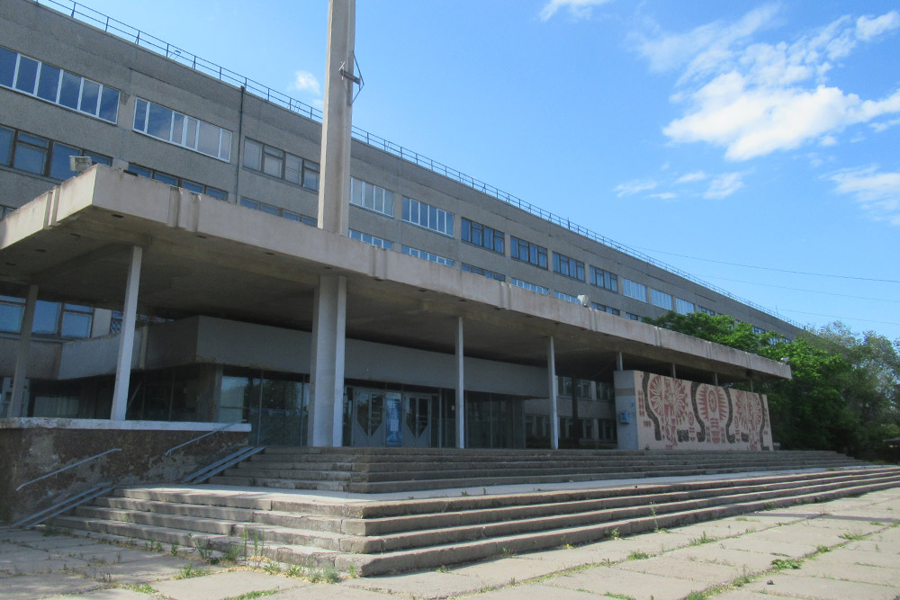 Это вход в заброшенное здание МаГУ, где я училась