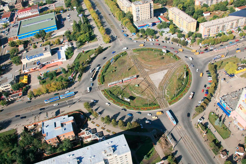 Фото кольца на перекрестке «Площадь мира» в 2010 году: на снимке видно, что вокруг растут деревья. Фото: photogoroda.com