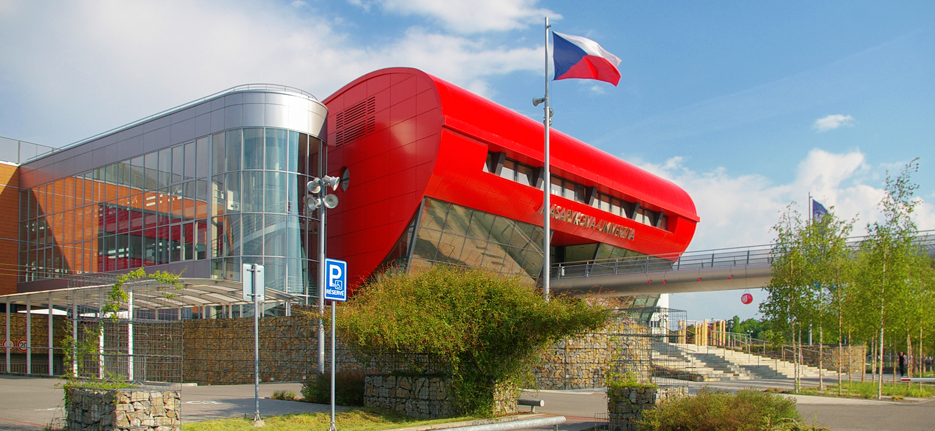 Посольство Чехии начало снова выдавать учебные визы