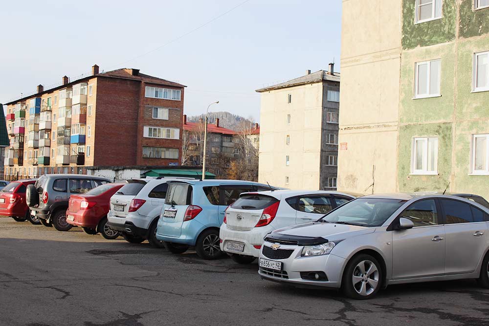 Жители Междуреченска стараются ставить машины поближе к дому. В итоге все дворы заставлены