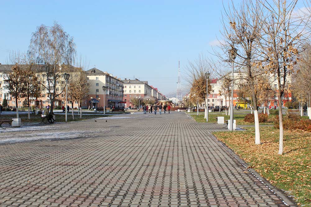 Центральный проспект города — Коммунистический. Начинается памятником Ленина, заканчивается площадью Весенней и дворцом культуры «Распадский»