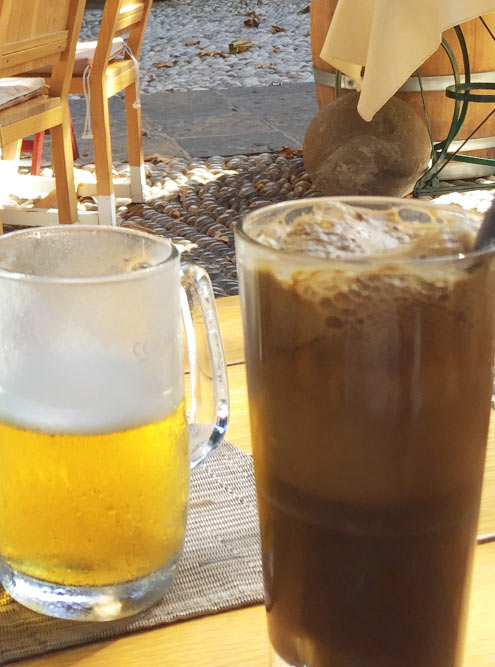 Пиво Mythos 0,3 л за 2,5 € и кофе фраппе с мороженым за 3 €