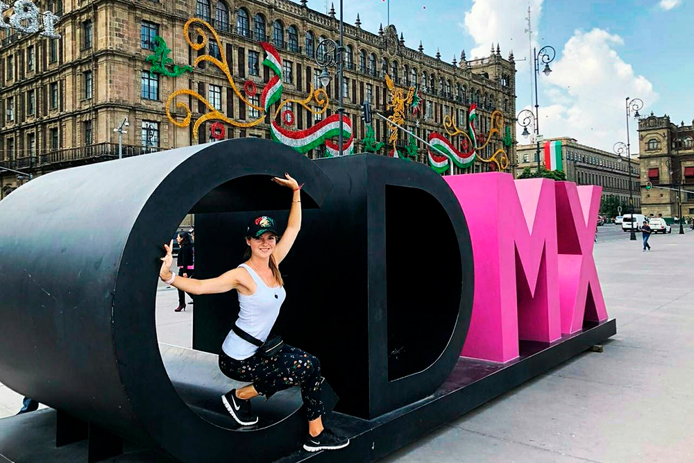 На центральной площади Сокало стоит инсталляция из букв CDMX — Ciudad de México, то есть «город Мехико»