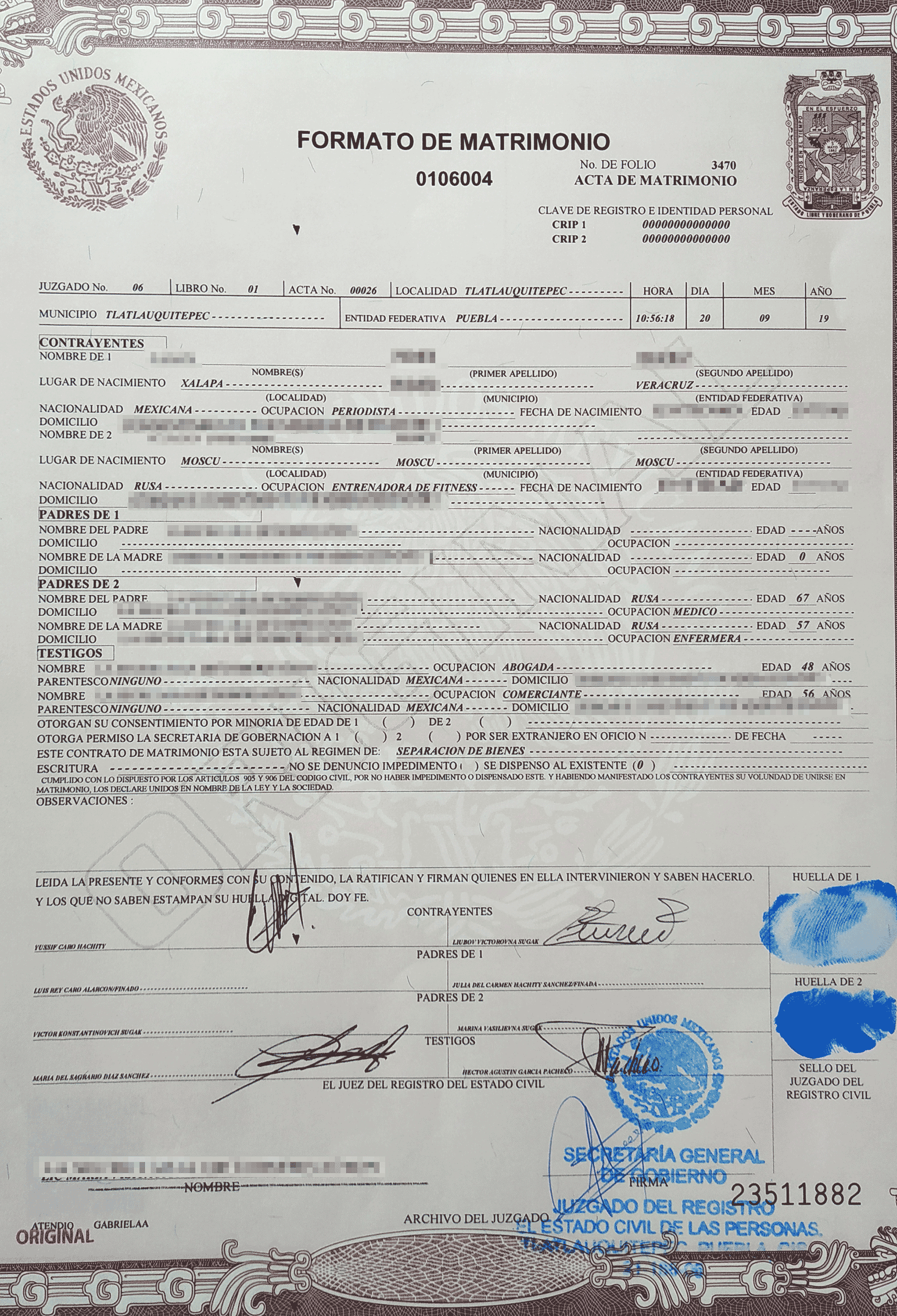 Наше свидетельство о браке. Синие пятна справа — наши отпечатки пальцев. Это обязательное условие заключения брака в Мексике