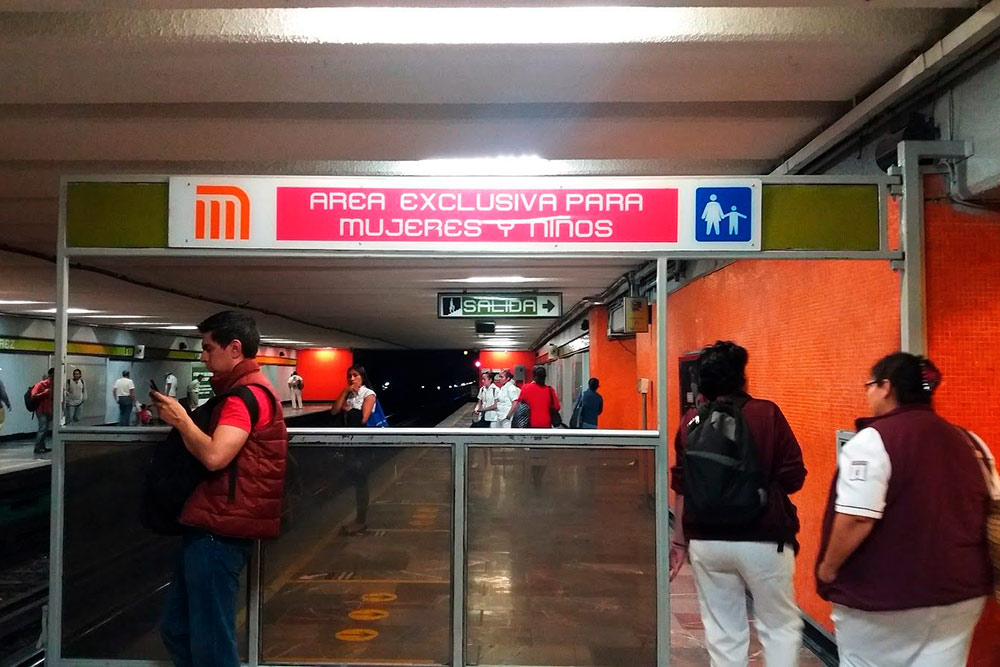 Одна из станций метро в Мехико. Это вход в зону, где могут находиться только женщины и дети