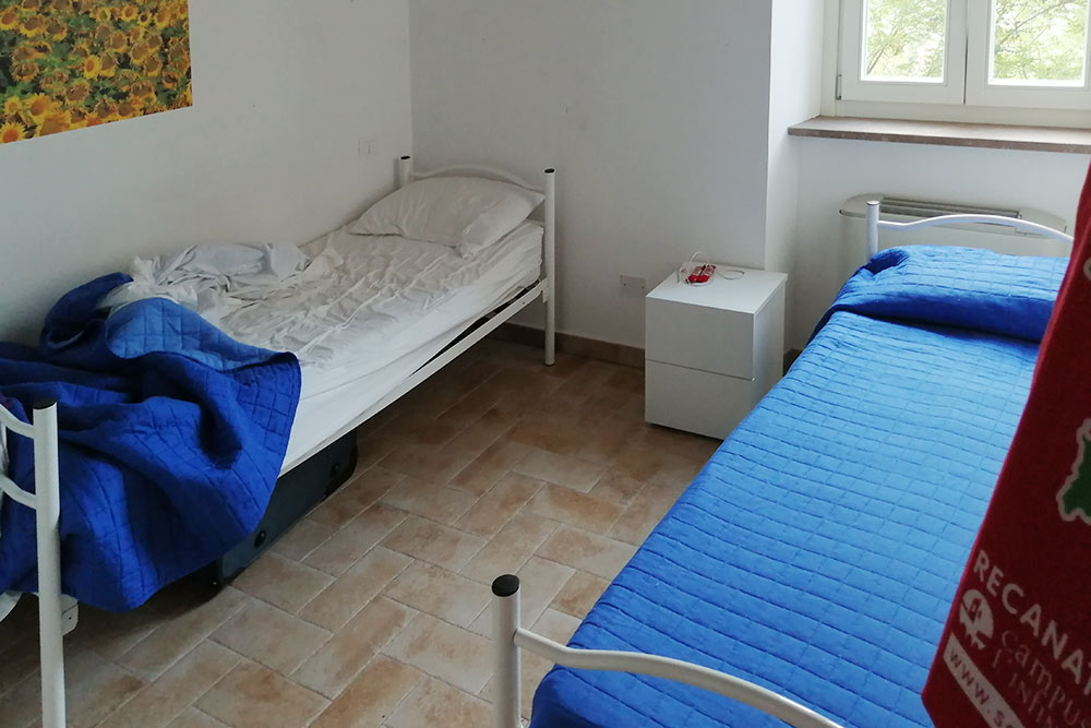 Моя спальня, рассчитанная на двух человек. Сосед приехал на пару дней позже, поэтому я два дня жил в комнате один, но не доплачивал за это