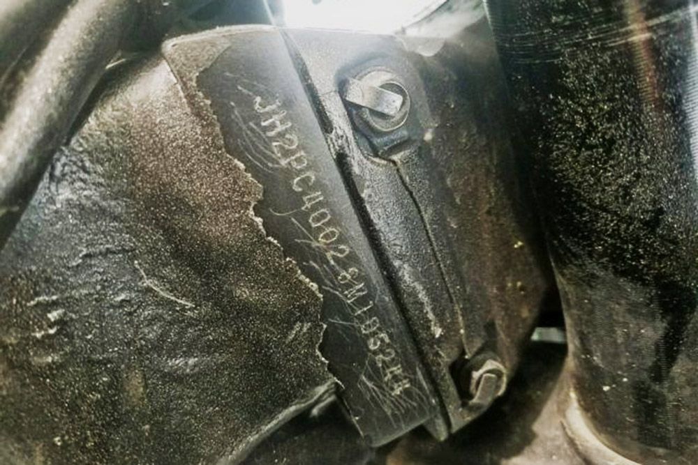 Вин-номер Хонды CBR 600 RR 2008 года. Читается, но поцарапан, лучше не связываться. Фото: copart.com