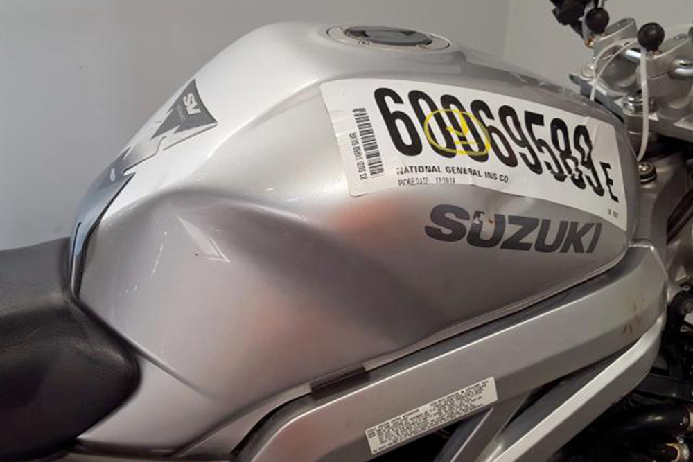 Мятый бензобак Сузуки SV 650 — от такого лота лучше отказаться. Фото: copart.com
