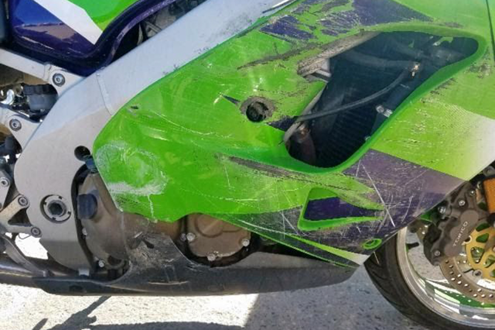 Кавасаки ZX-9R E с царапинами на боковых пластиковых панелях. Фото: copart.com