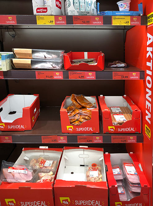 В супермаркетах всегда есть полка с акционными продуктами. Но срок годности у них обычно подходит к концу. Так можно купить дорогой стейк со скидкой 70% и приготовить его в этот же день