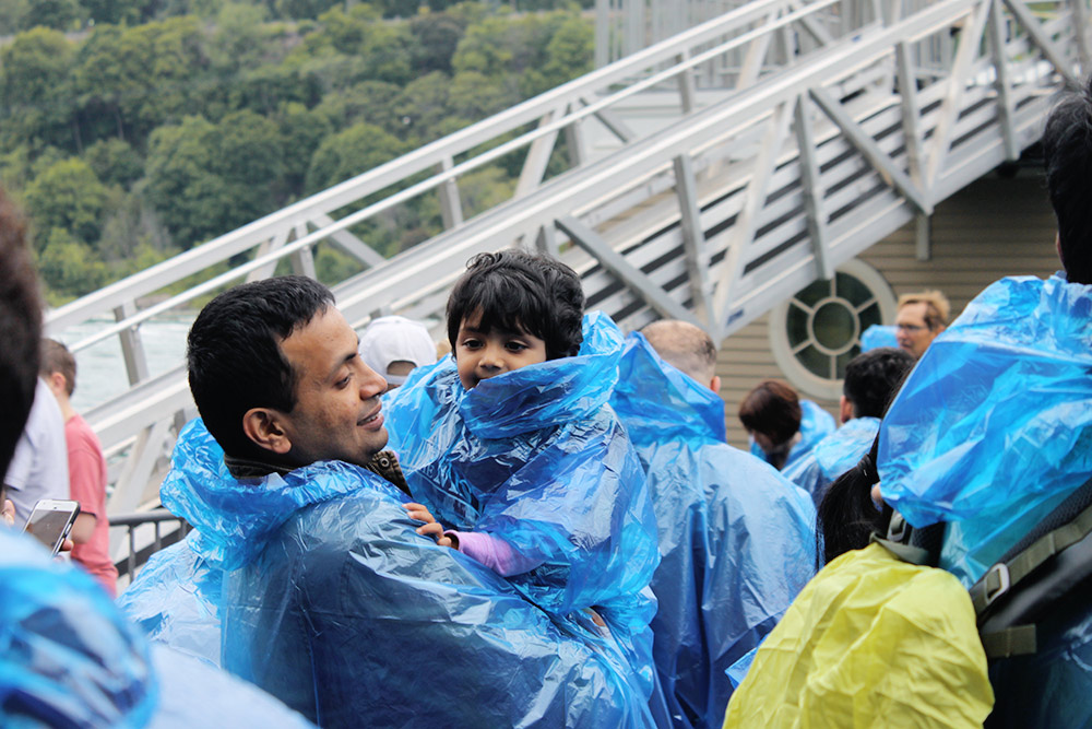Пассажиры Maid of the Mist в дождевиках перед посадкой