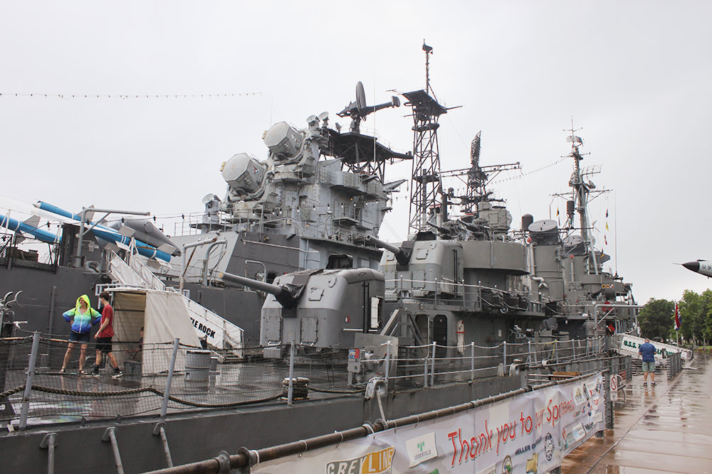 USS Little Rock — такой же символ города, как крейсер «Аврора» для Петербурга. Весной и осенью дети могут почувствовать себя настоящими моряками и провести ночь на борту Little Rock на тех самых койках, где отдыхал экипаж судна. Билет стоит 55 $ (около 4015 <span class=ruble>Р</span>) с человека, в стоимость включены завтрак, обед и экскурсия
