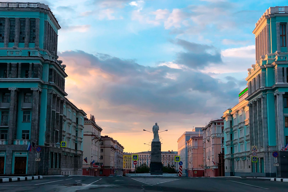 Памятник Ленину в старой части города. Фото сделано около полуночи. Летом в Норильске сложно без часов отличить день от ночи