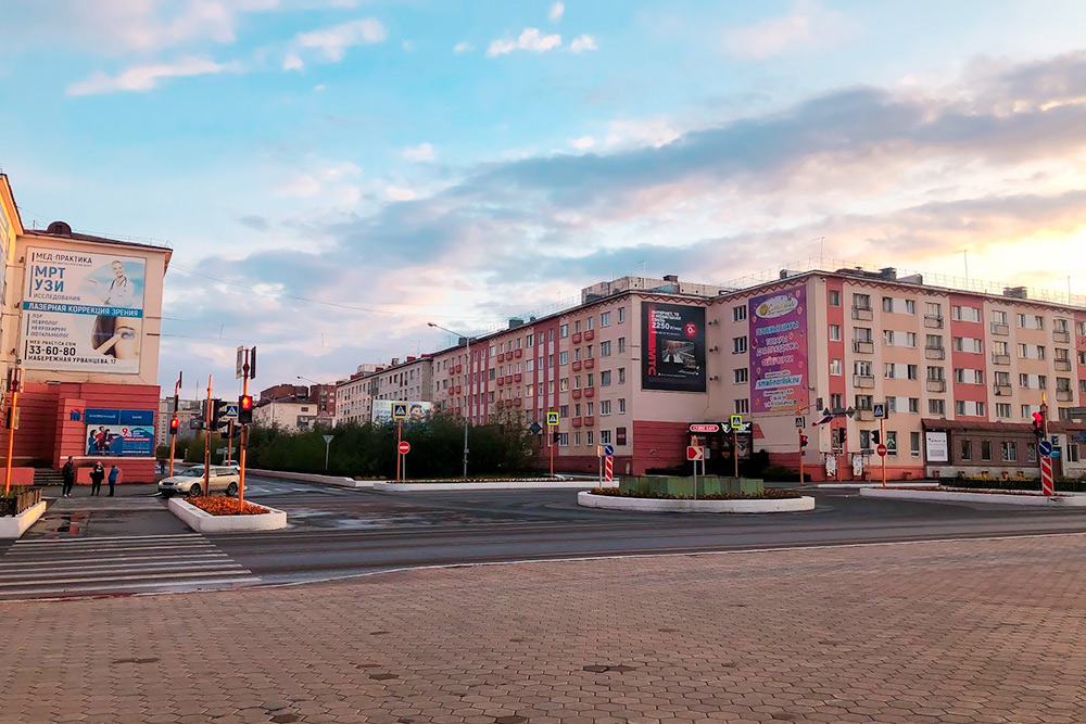 Пересечение Ленинского проспекта и улицы Дзержинского