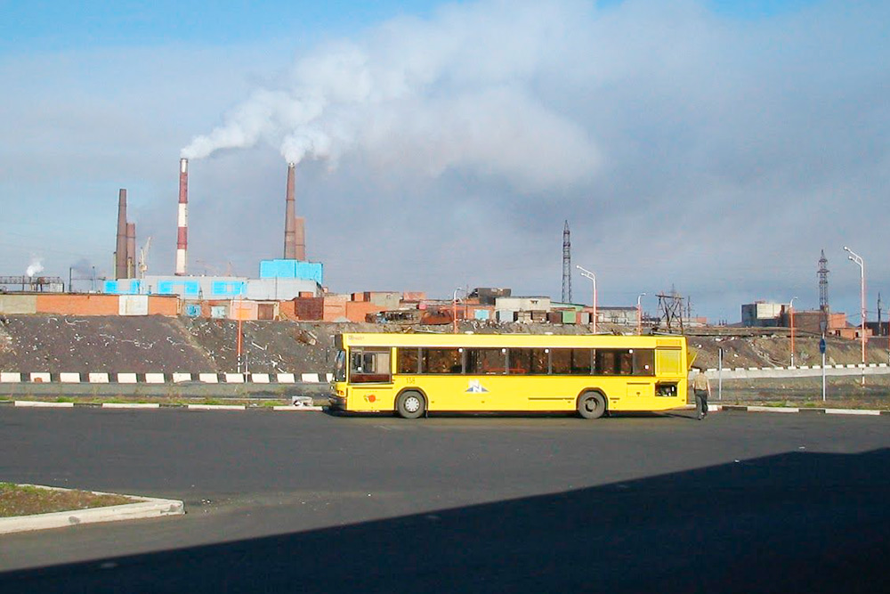 Автобус «Норильск — Кайеркан» на стоянке перед рейсом