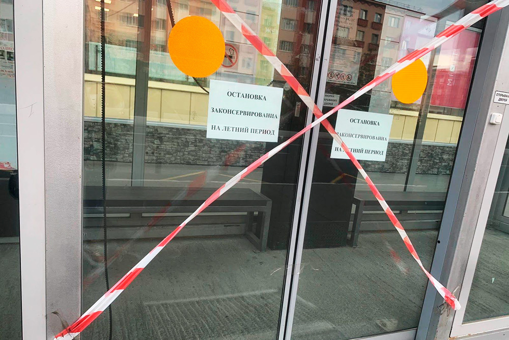 На лето все теплые остановки опечатывают