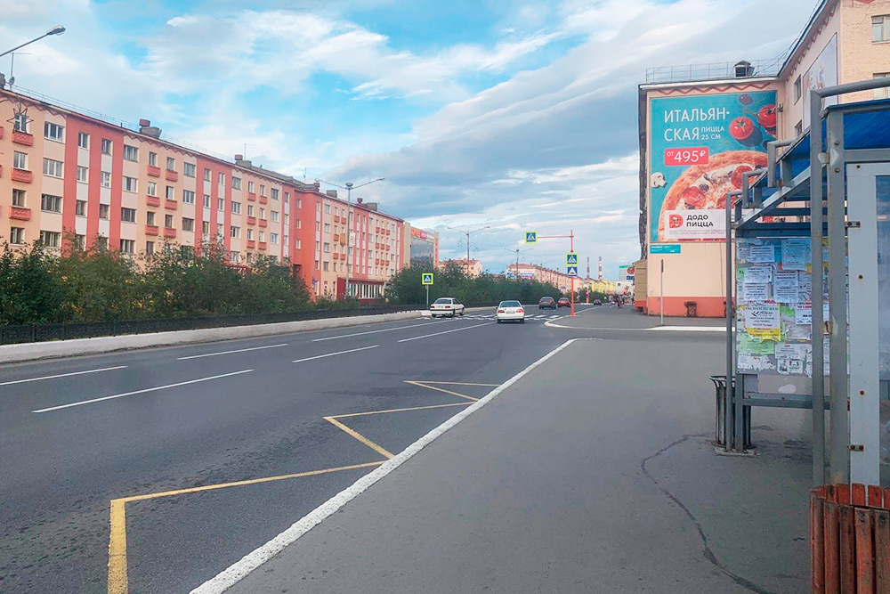 Рядом с теплой соседствует обычная крытая остановка, чтобы можно было спрятаться от ветра и дождя