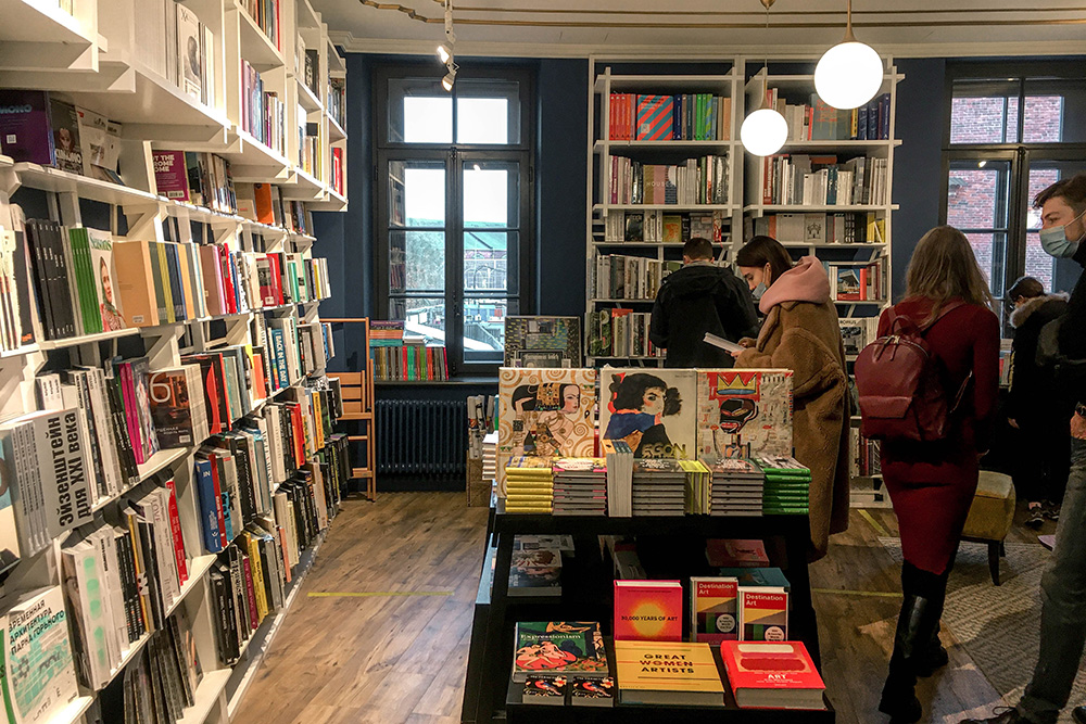 На первый взгляд это обычный книжный, пока не начинаешь смотреть на содержание книг. В основном они посвящены искусству