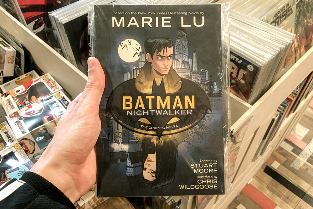 Batman Nightwalker с автографом на языке оригинала стоит 2300 <span class=ruble>Р</span>. Для начала я бы взял что-то попроще, популярнее и в переводе