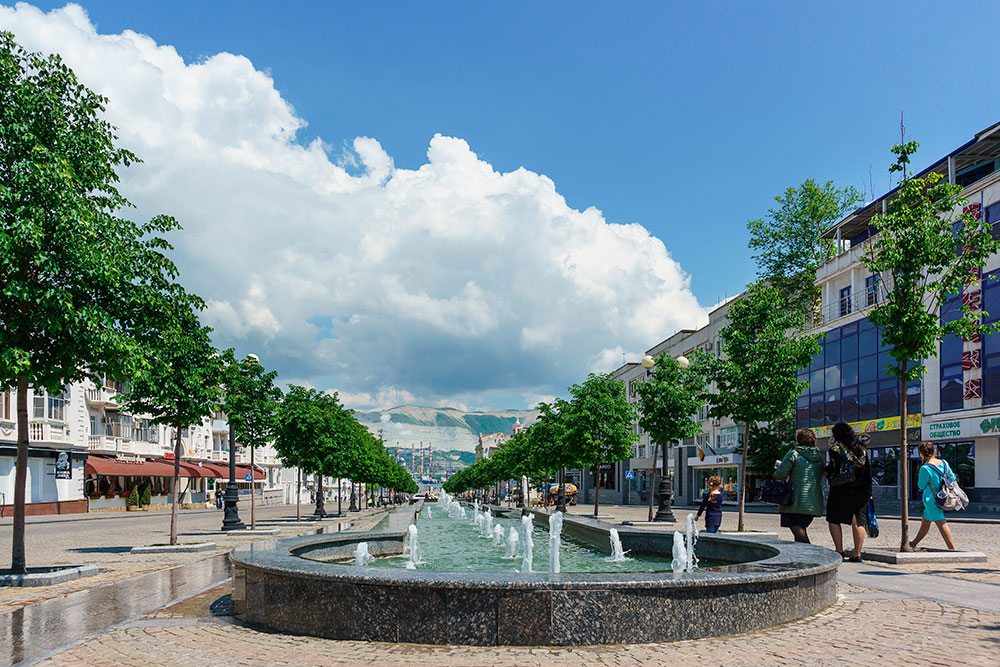 Вечером на фонтанах работает подсветка и вода становится разноцветной. Фото: Garmasheva Natalia / Shutterstock