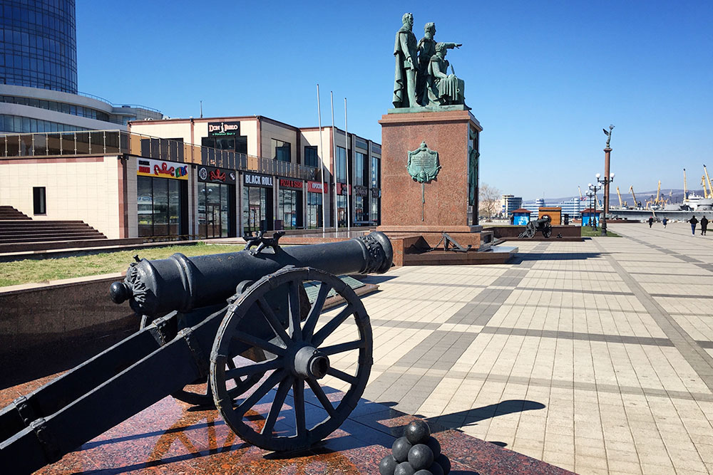 Между пушкой и памятником — мини-летопись города на 12 бронзовых плитах