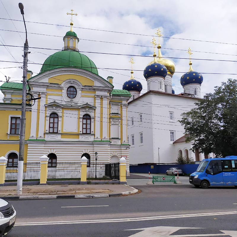 Стараюсь не замечать куполов нового храма над путевым дворцом Екатерины Великой. Пощечиной общественному вкусу стоило назвать не манифест футуристов, а это здание в центре города