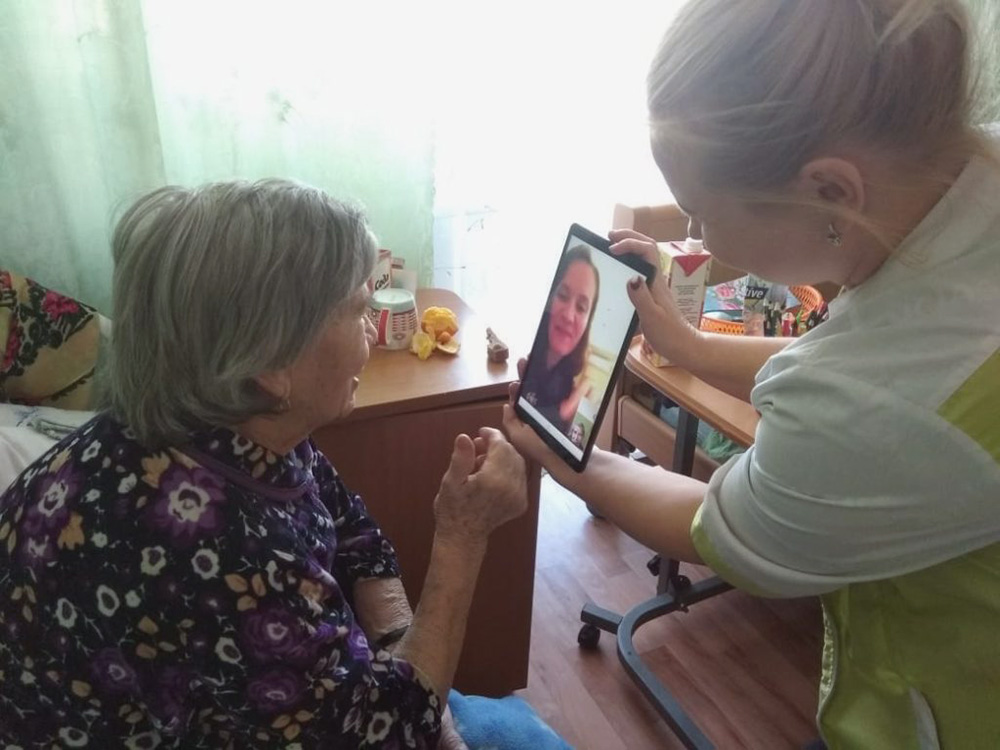 Для подопечных фонда «Старость в радость» любой желающий может записать видеопривет — сотрудники покажут его бабушкам и дедушкам. Главное условие — не упоминать коронавирус