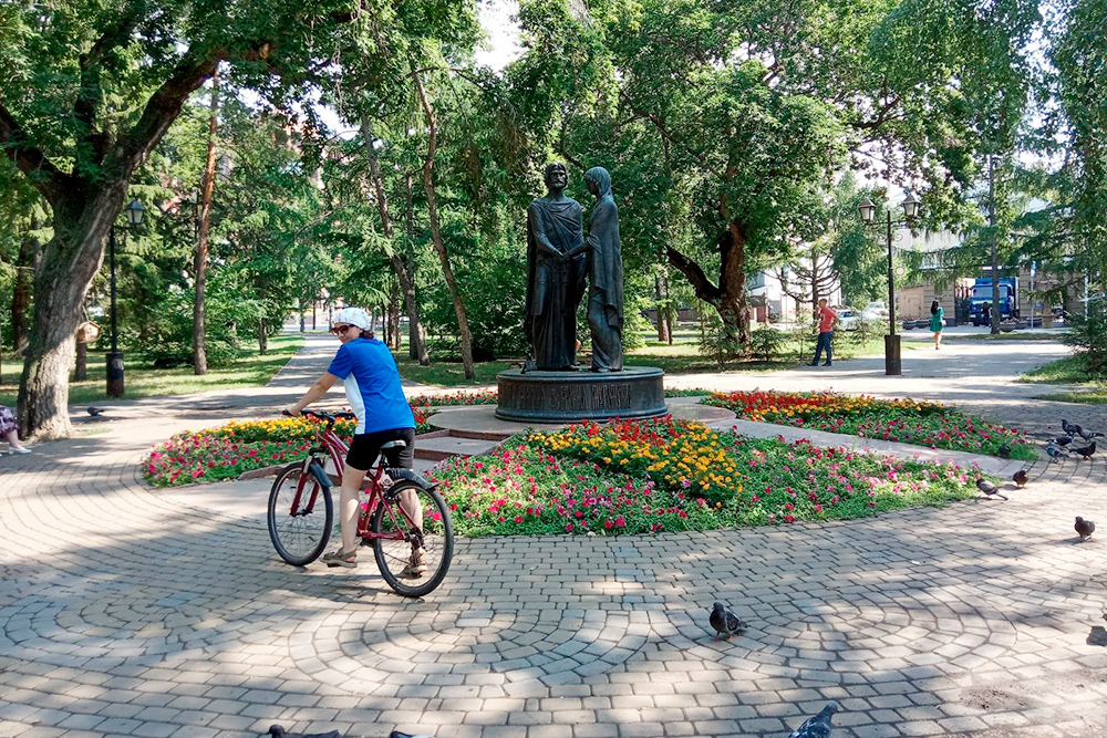 В центре Театрального сквера стоит металлическая скульптура — памятник Петру и Февронии Муромским. Таких скульптур на нашем маршруте будет много, это особенность Омска
