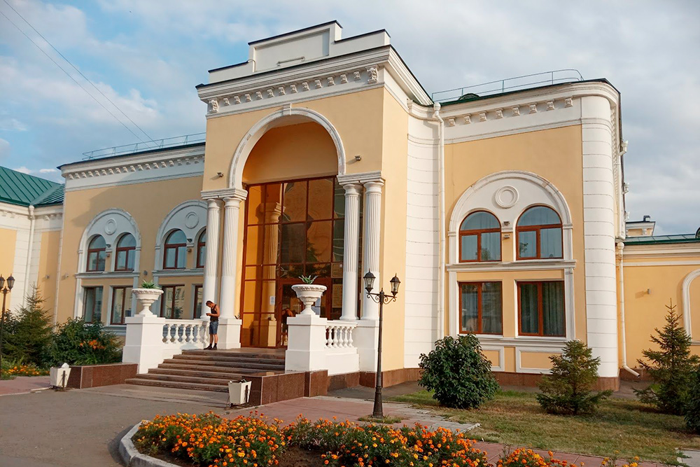 Возле площади Бухгольца — здание Центрального загса. В 1919 году здесь находилась резиденция адмирала Колчака