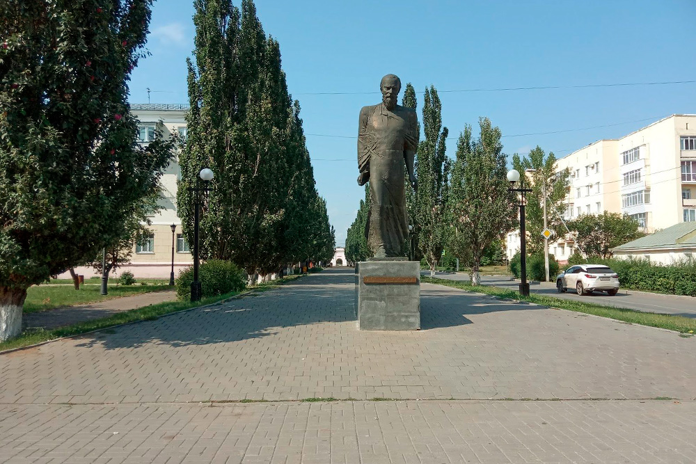 Памятник Достоевскому — культовое место. Не знаю ни одного омича, у которого не было бы фотографии отсюда