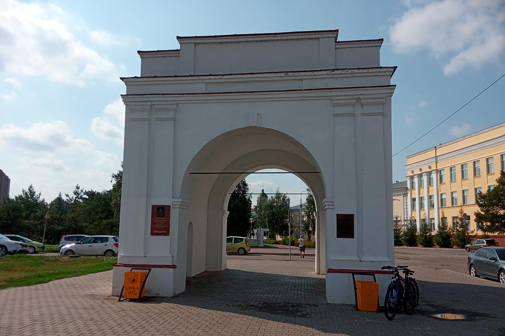 Омские ворота разобрали в 1936 году, а в 2010—2011 годах восстановили